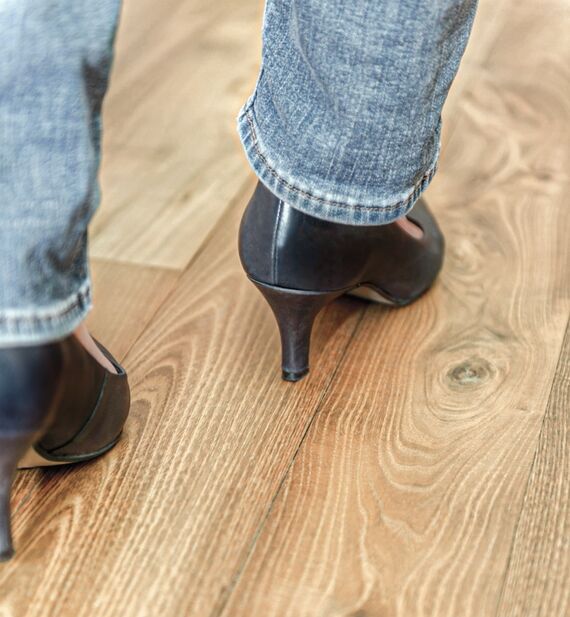 Chaussures à talons hauts sur un sol en bois - bonne résistance au glissement grâce aux produits Osmo