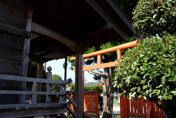 Temple avec vue sur le Torii avec la Peinture de Campagne Osmo dans la teinte spéciale "Rouge Japon".