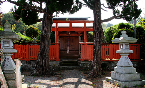 Torii et clôture d'un temple Shinto au Japon peints avec la Peinture de Campagne Osmo Rouge Japon