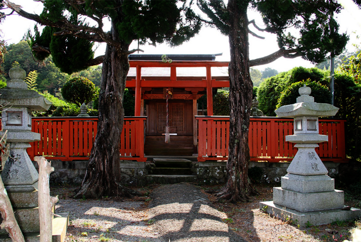Entrée du Temple au Japon avec le Torii rouge traité avec la Peinture de Campagne Osmo