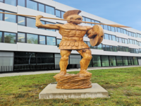 Celle qui sculpte à la tronçonneuse