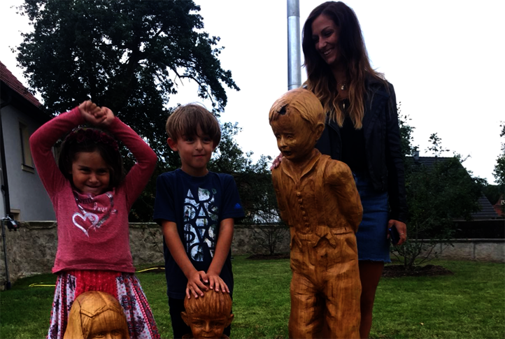 Res Hofmann et les enfants mannequins, modèles pour les sculptures en bois traitées avec l'Huile Protectrice UV d'Osmo.