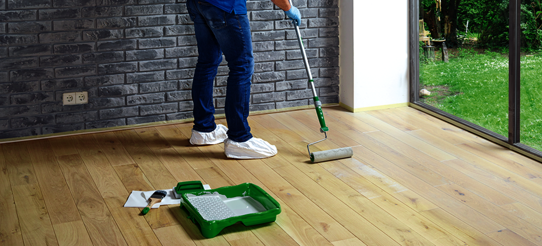 Appliquez une fine couche de Teinture à l'Huile Osmo sur le plancher en bois massif, dans le sens des veines du bois. L'intensité de la couleur peut varier en fonction de la méthode d'application, selon que vous travaillez avec une brosse, un rouleau à peinture ou une spatule.