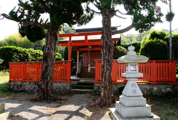 L'entrée du temple est matérialisée par des arbres et des lanternes en pierre.