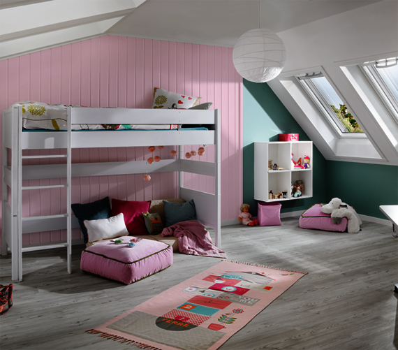 Dans une chambre d'enfant, le bois profilé revêtu de Cire Déco protège les murs et crée une atmosphère chaleureuse.
