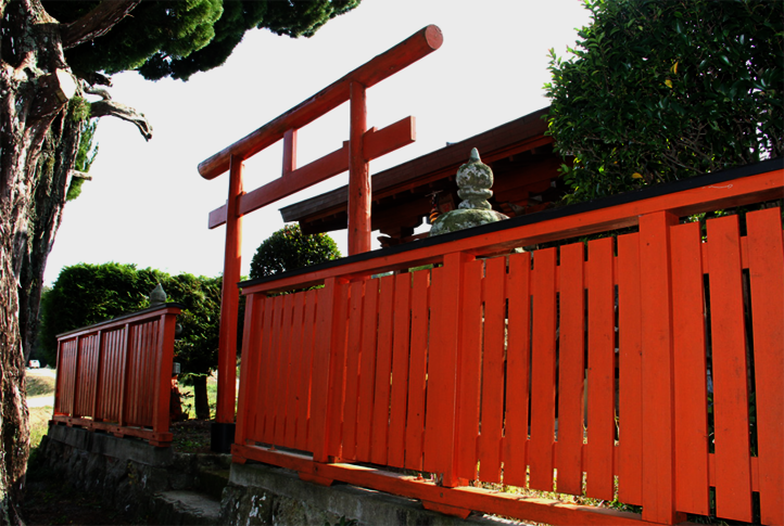 La clôture rouge du temple au Japon traitée avec la peinture pour bois Osmo