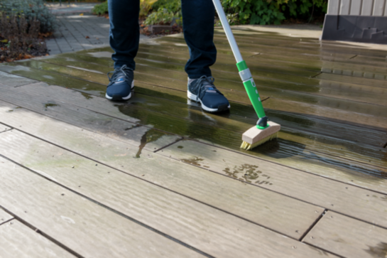 Brosse de nettoyage pour terrasse avec poignée Slide