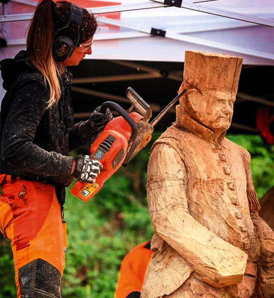 Référence Osmo - Res Hofmann entretient les sculptures en bois avec l'Huile Protectrice UV d'Osmo
