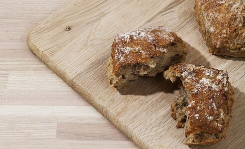 Le plan de travail de la cuisine et la planche à découper sont traités avec la TopOil Osmo, compatible avec les aliments.