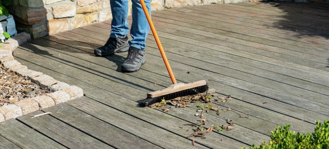 Dégriser une terrasse en bois