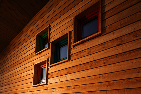 Des fenêtres en bois dans différentes teintes de la Peinture de Campagne et de la Lasure Naturelle à l'Huile Osmo.