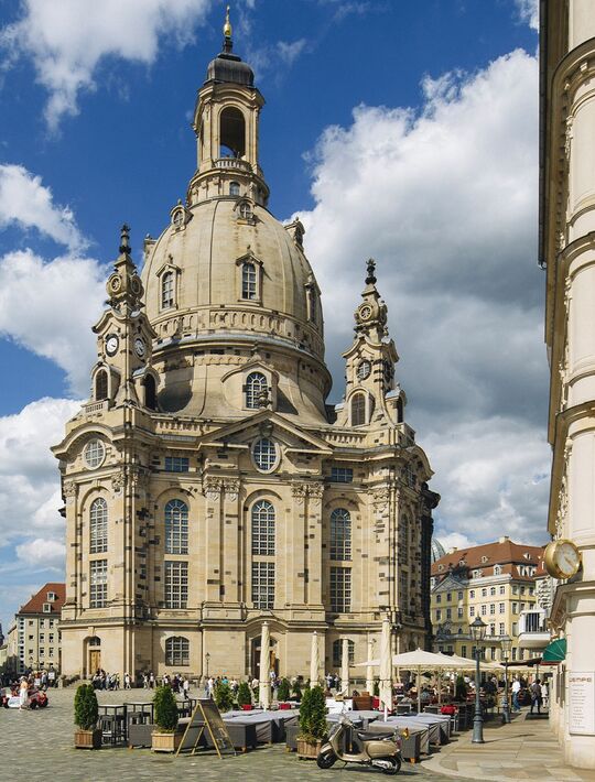 Référence Osmo : L'extérieur de l'église Frauenkirche de Dresde se situe sur le Neumarkt