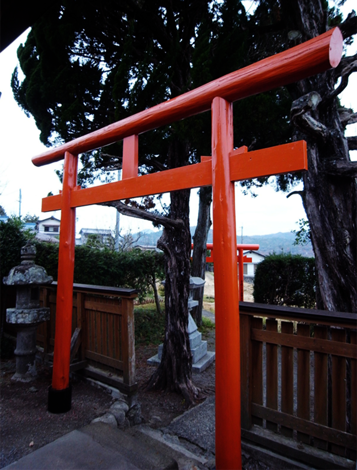 Torii avec la Peinture de Campagne Osmo dans la teinte spéciale "Rouge Japon" à l'entrée du temple