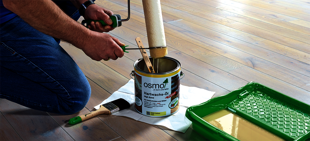 Avec l'Eco'Rouleau du kit rouleau parquet Osmo, récupérez l'excédent de peinture et de finition dans le récipient pour ne pas gaspiller de produit.