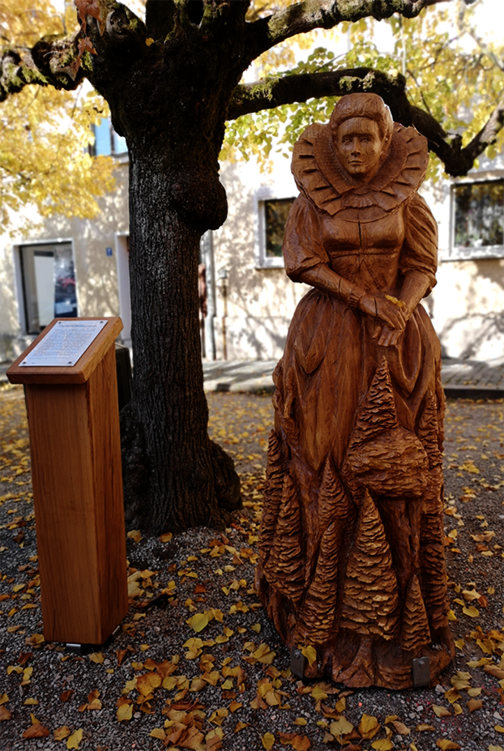 La sculpture en bois de Res Hofmann est protégée contre les intempéries grâce à l'Huile Protectrice UV.