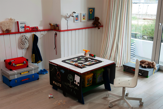 La table de jeu multifonctionnelle avec la Cire Déco Osmo constitue une véritable attraction dans la chambre d'enfant.