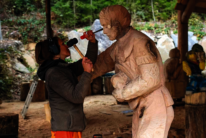 Res Hofmann réalise une sculpture en bois à l'aide d'un ciseau à bois, elle sera ensuite traitée avec l'Huile Protectrice UV d'Osmo.  