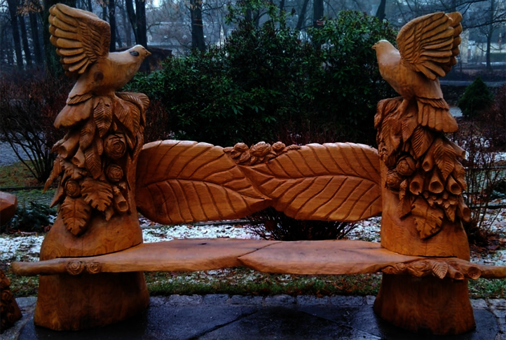 Magnifique banc en bois fabriqué par Res Hofmann et protégé avec l'Huile Protectrice UV d'Osmo.