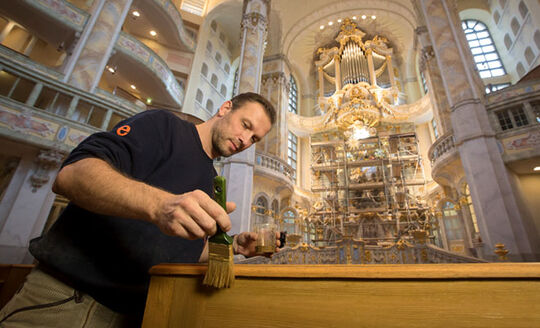 Facile à appliquer, efficace pour le bois : l'Huile-Cire Osmo dans l'église Frauenkirche de Dresde