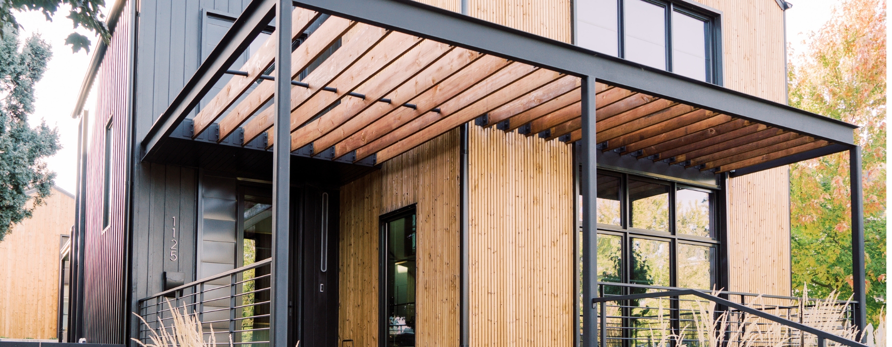 Profilés verticaux en bois pour des façades dynamiques