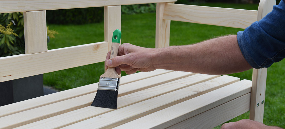 Instructions Osmo pour le banc vintage - Imprégnez le bois sec et propre avec l'Imprégnation pour le bois WR à l'aide d'un pinceau