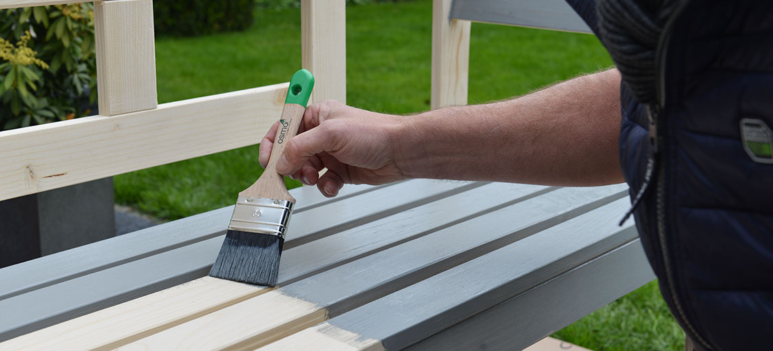 Instructions Osmo pour le bricolage - Appliquez une fine couche de peinture Osmo bangkirai foncée sur le banc en bois, par exemple la peinture Osmo Peinture de Campagne 2742 gris signalisation A