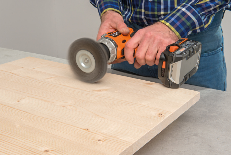 Une application simple à réaliser soi-même : la technique deux-teintes. Donnez à votre bois une surface texturée à l'aide d'une perceuse-visseuse et d'une brosse en laiton – Idées Osmo pour le bricolage