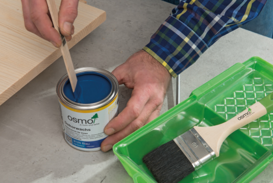 Mélangez vigoureusement le contenu du pot de Cire Déco afin que les pigments de couleur, plus lourds, se répartissent bien et uniformément. Osmo « technique deux-teintes » pour surfaces en bois à réaliser soi-même.