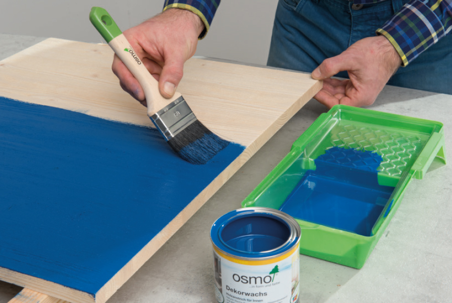 Appliquez une première couche fine de votre couleur préférée de cire Déco Osmo dans le sens du grain du bois. Les Pinceaux Plats Osmo ou le rouleau en microfibre Osmo conviennent parfaitement à cette opération. Laissez sécher la peinture pendant 24 heures.