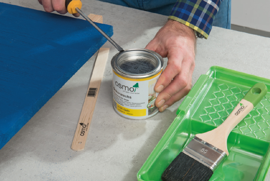 Vous pouvez désormais appliquer la deuxième couleur de Cire Déco Osmo sur votre surface en bois. Pour cela, appliquez la deuxième couleur directement sur la première couche de peinture.