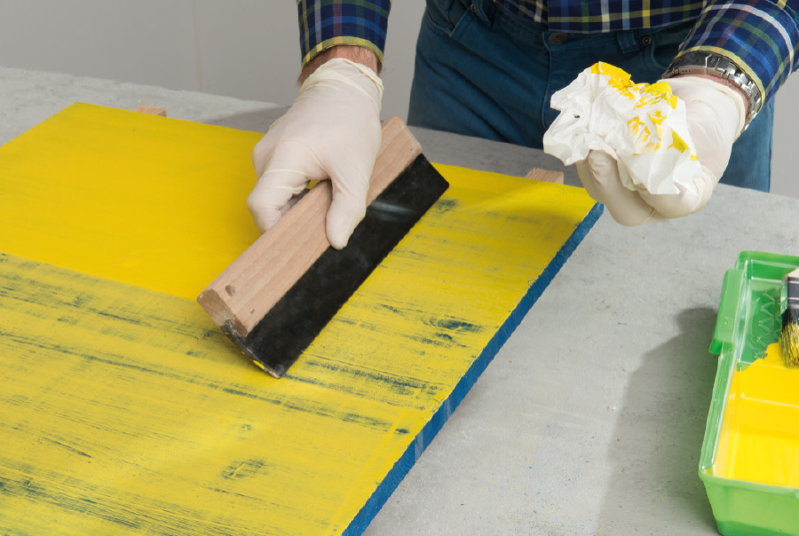 Après l’application de la deuxième couche de peinture encore humide, retirez simplement la peinture à l’aide d’une raclette et essuyez-la sur un morceau de tissu. Laissez sécher pendant 24 heures.