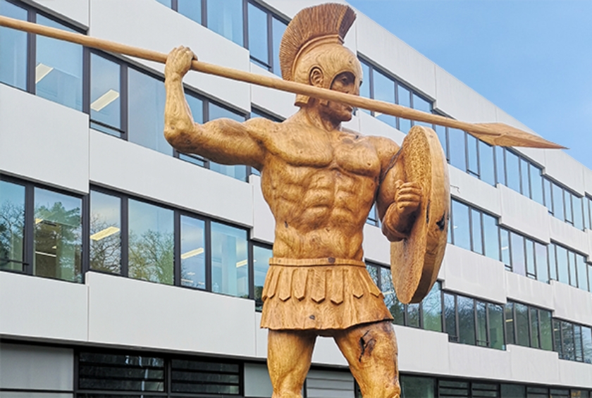 Une sculpture à la tronçonneuse par Res Hofmann
