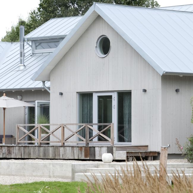 Profilés verticaux en bois pour des façades dynamiques