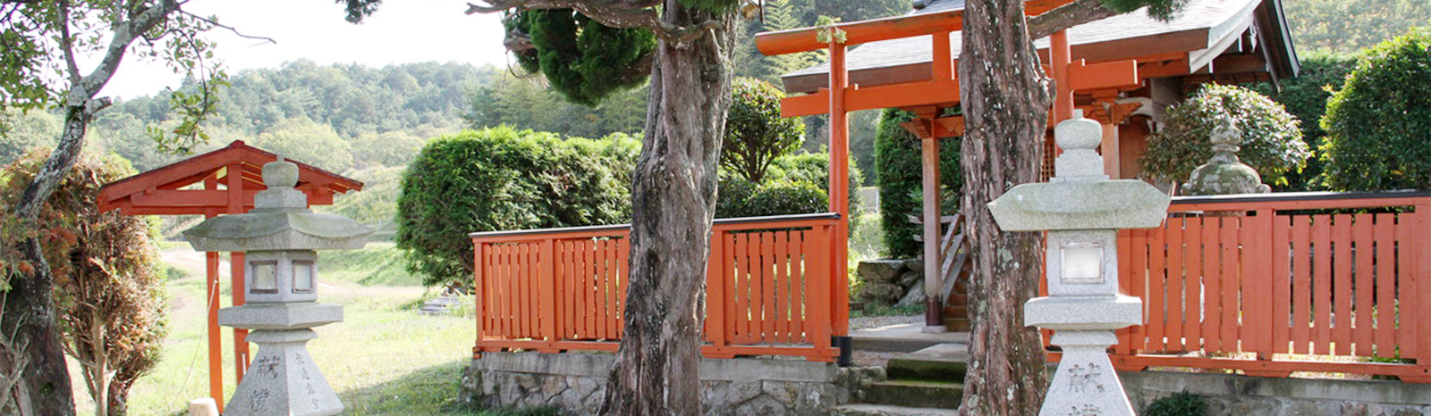 Torii et clôture d'un temple Shinto au Japon peints avec la Peinture de Campagne Osmo Rouge Japon